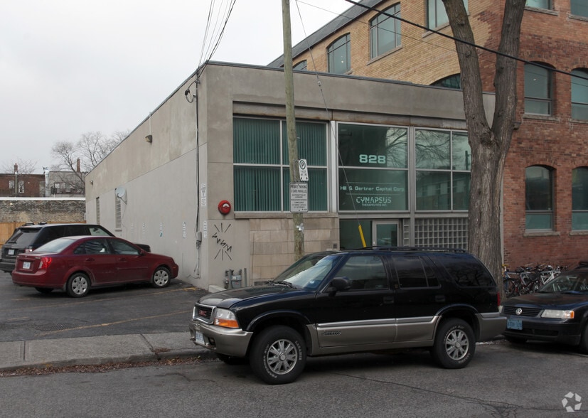 828 Richmond St W, Toronto, ON à louer - Photo du bâtiment - Image 2 de 2
