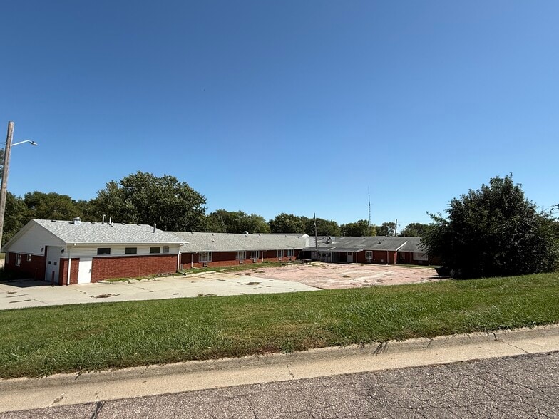 702 Cedar Ave, Laurel, NE for sale - Building Photo - Image 3 of 43