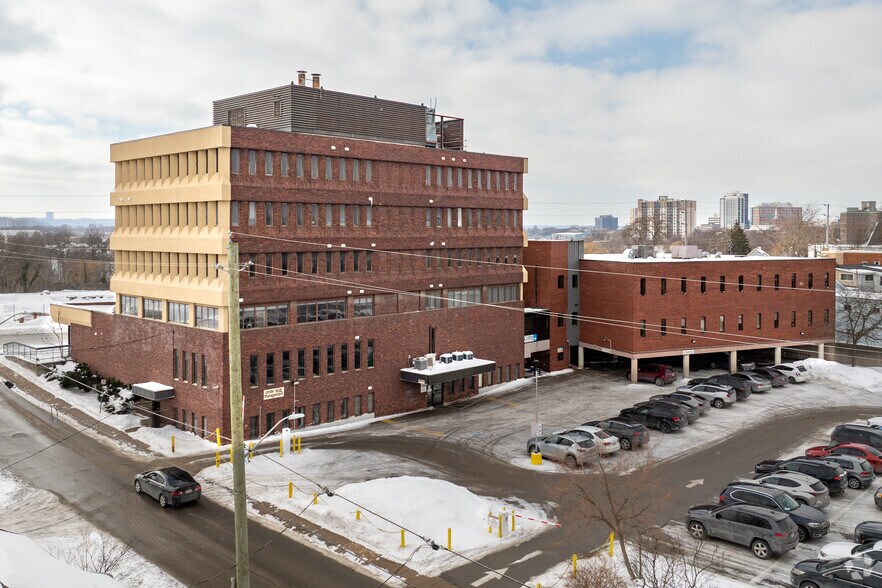 145 Queenston St, St Catharines, ON à louer - Photo du bâtiment - Image 2 de 2