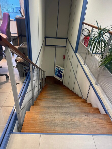 Local d'activités dans Le Plessis-Bouchard à vendre - Photo du bâtiment - Image 3 de 8