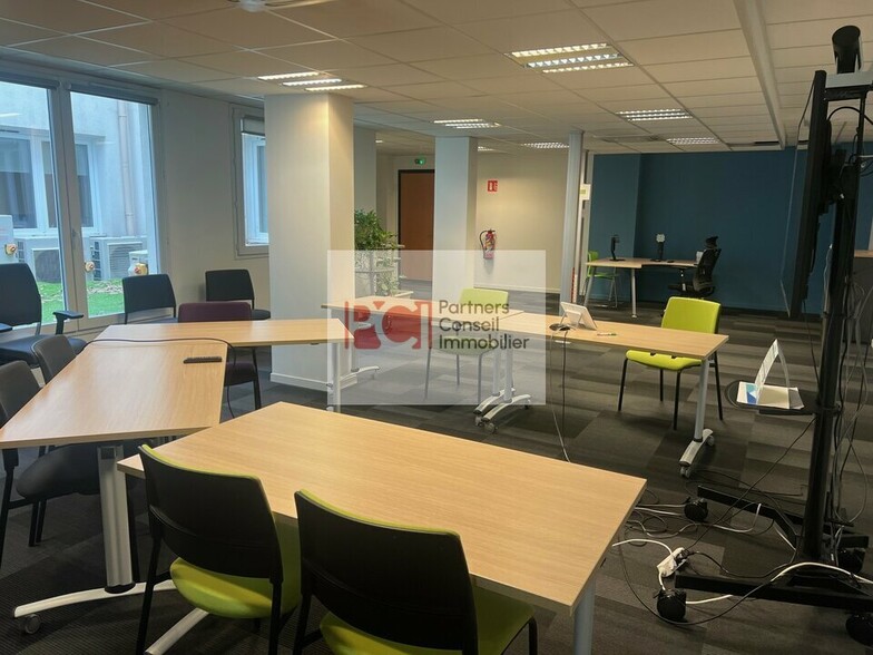 Office in Nîmes for lease - Interior Photo - Image 1 of 3