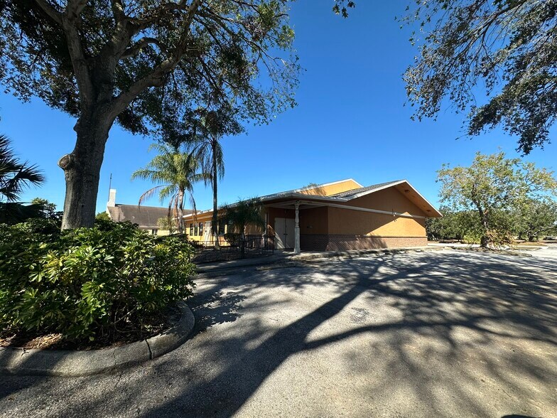 2250 E Busch Blvd, Tampa, FL à vendre - Photo du bâtiment - Image 3 de 12
