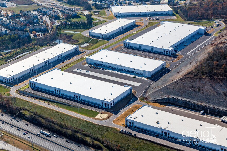 Blair Rd, La Vergne, TN à louer - Photo du bâtiment - Image 1 de 7