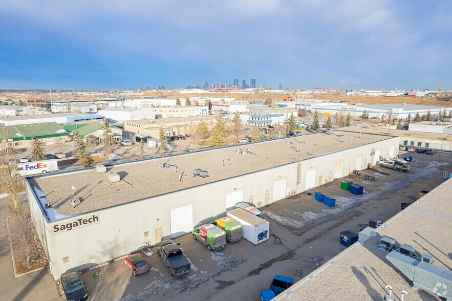 1515 Highfield Cres SE, Calgary, AB à louer - Photo du bâtiment - Image 3 de 3