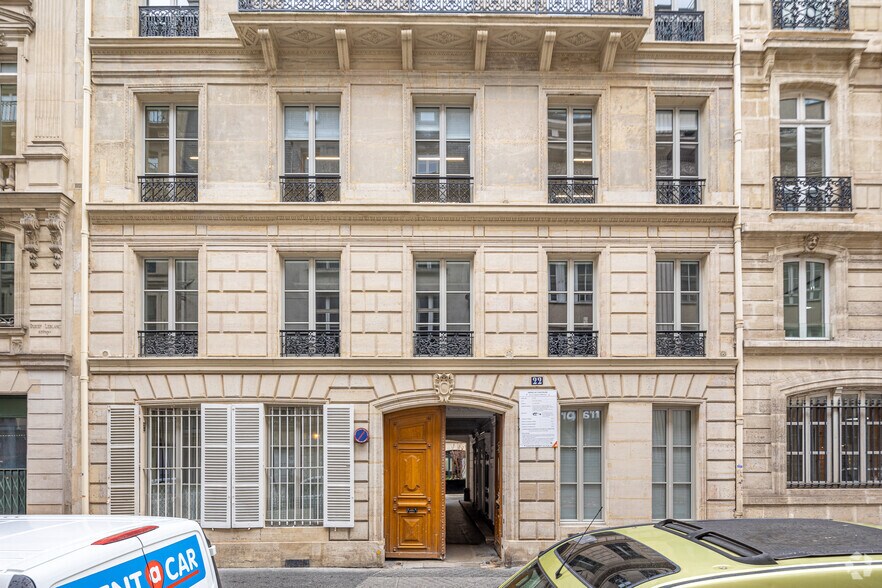 22 Rue Chauchat, Paris à louer - Photo du bâtiment - Image 2 de 3
