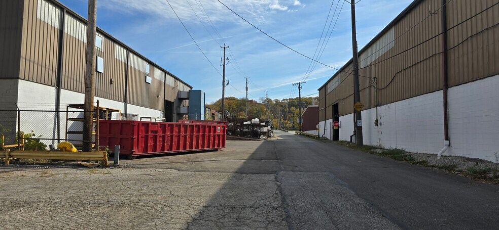 18513 EUCLID AVENUE portefeuille de 2 propriétés à vendre sur LoopNet.ca - Photo du bâtiment - Image 3 de 11