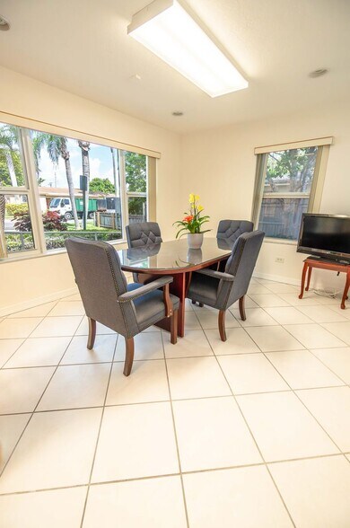 18 NE 2nd Ave, Dania Beach, FL à vendre - Photo du bâtiment - Image 3 de 35
