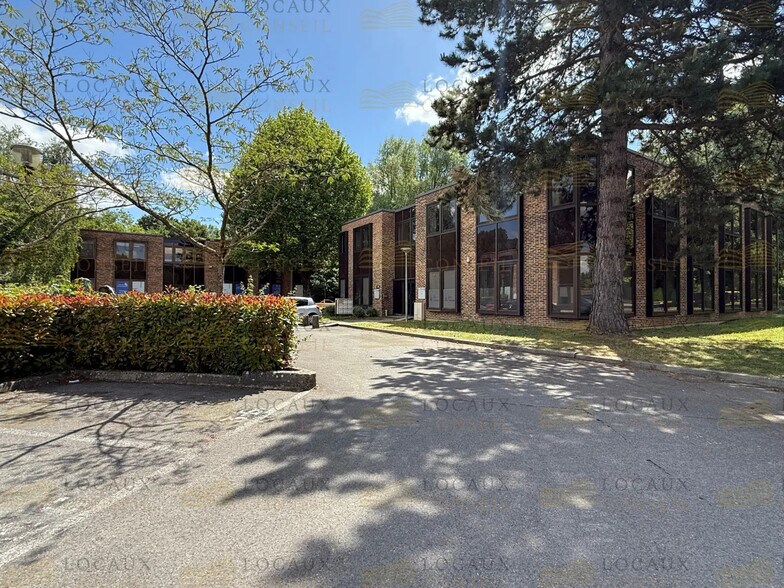 Flex in Croissy-Beaubourg for lease - Building Photo - Image 1 of 13