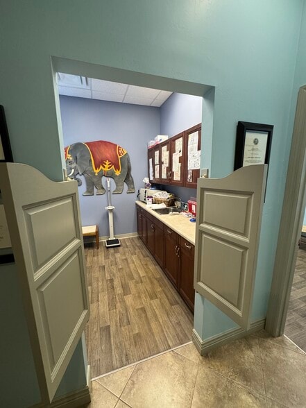 5500 Bryson Dr, Naples, FL for sale - Interior Photo - Image 3 of 7