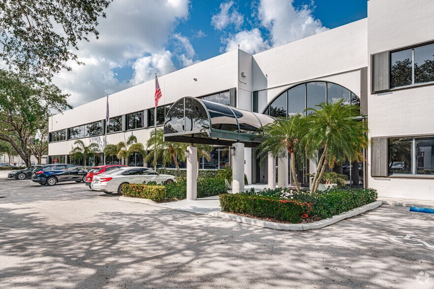 14261 Commerce Way, Miami Lakes, FL for lease - Building Photo - Image 1 of 4