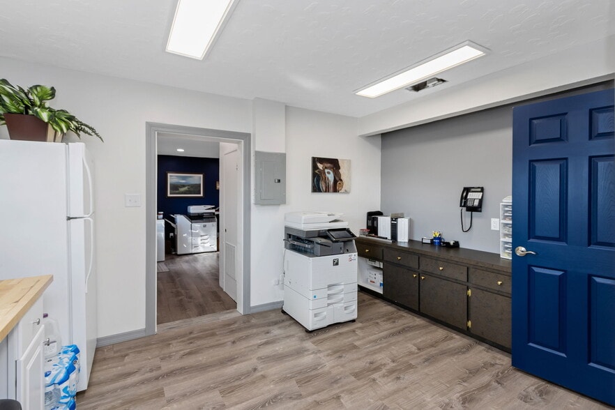 2645 Sunset Point Rd, Clearwater, FL for lease - Building Photo - Image 3 of 34