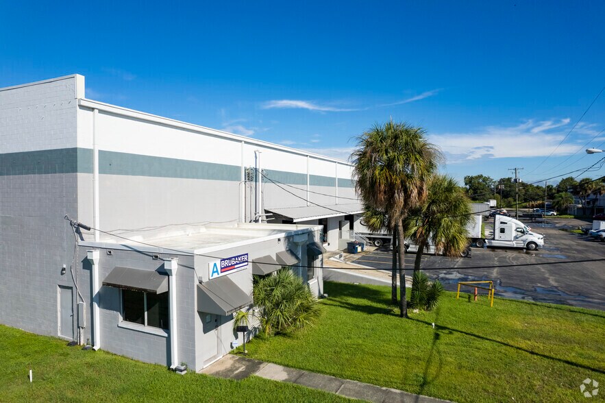 5300 E Adamo Dr, Tampa, FL à louer - Photo du bâtiment - Image 2 de 13
