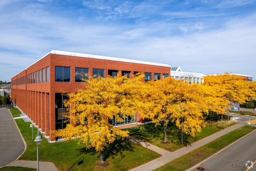 400 Av Sainte-Croix, Saint-Laurent, QC à louer - Photo du b timent - Image 2 de 7