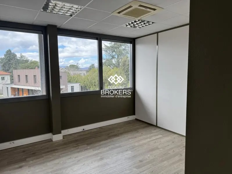 Office in Sainte-Foy-lès-Lyon for sale Interior Photo- Image 1 of 23