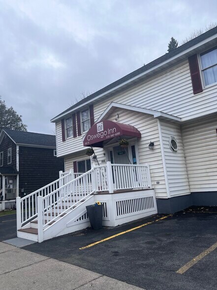 182 10th St, Oswego, NY à vendre - Photo du bâtiment - Image 3 de 9