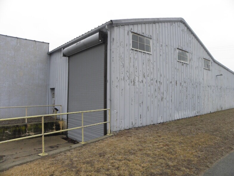 922 Armstrong St, Morris, IL for lease - Building Photo - Image 3 of 24