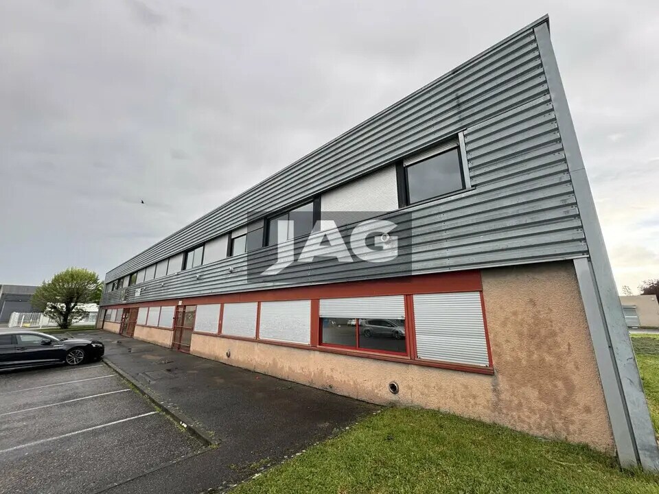 Flex in Vaulx-en-Velin for lease Building Photo- Image 1 of 7