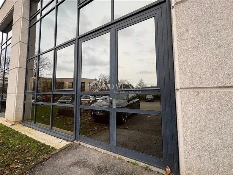 Office in Guyancourt for lease - Building Photo - Image 3 of 5