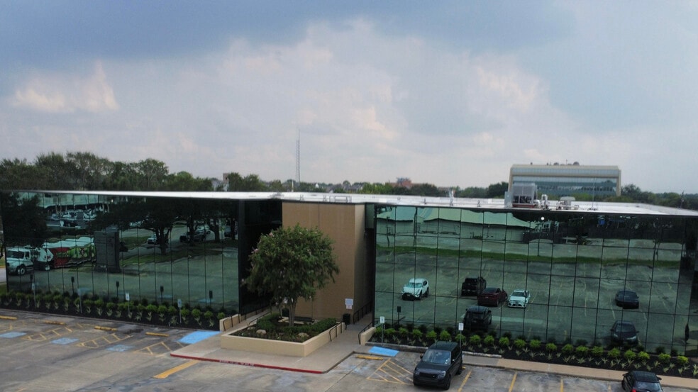 1880 S Dairy Ashford Rd, Houston, TX for lease - Building Photo - Image 1 of 13