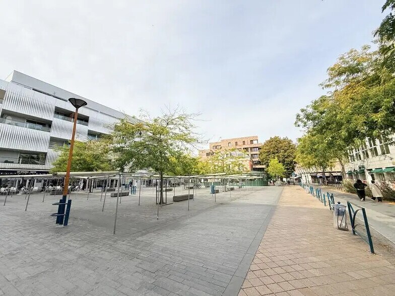 Office in Pantin for lease - Building Photo - Image 2 of 26