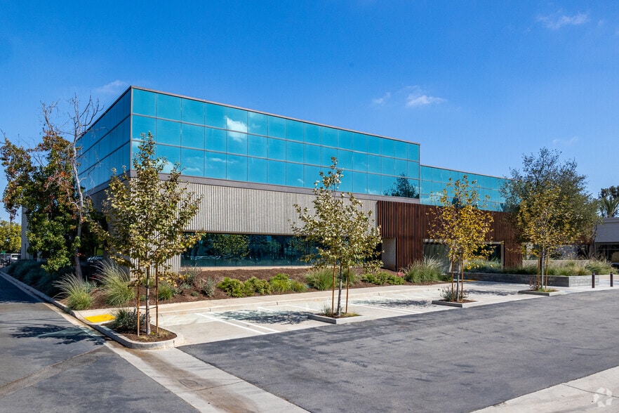 200 E Baker St, Costa Mesa, CA for lease - Building Photo - Image 3 of 32