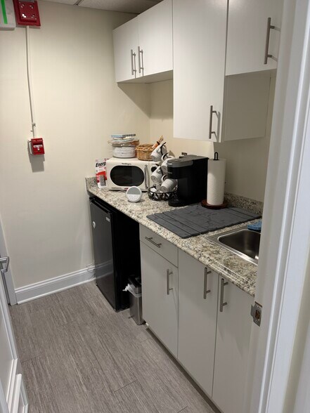 49 Old Solomons Island Rd, Annapolis, MD à louer - Photo intérieure - Image 3 de 8