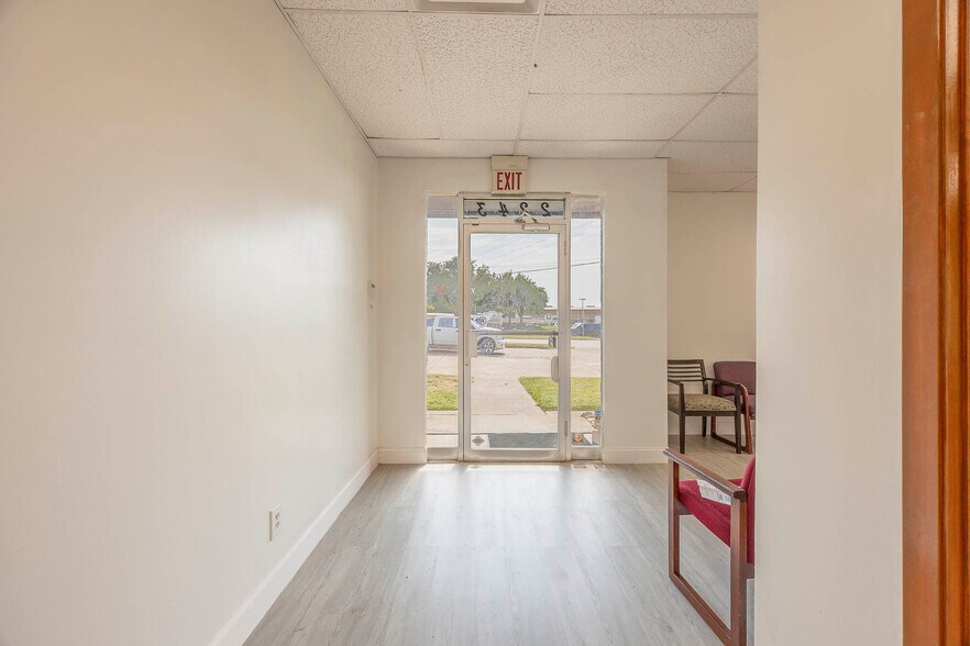 2243 Valwood Pky, Farmers Branch, TX à louer - Photo du bâtiment - Image 2 de 16