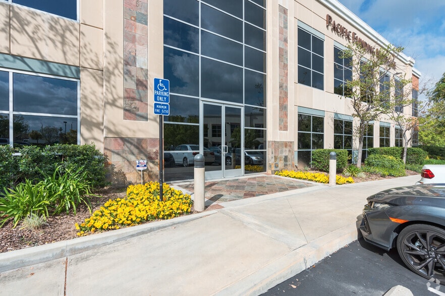 27433 Tourney Rd, Valencia, CA for lease - Building Photo - Image 3 of 21