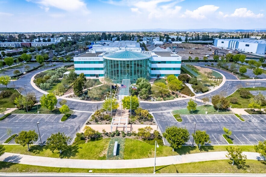 5551 Katella Ave, Cypress, CA à vendre - Photo du bâtiment - Image 2 de 15