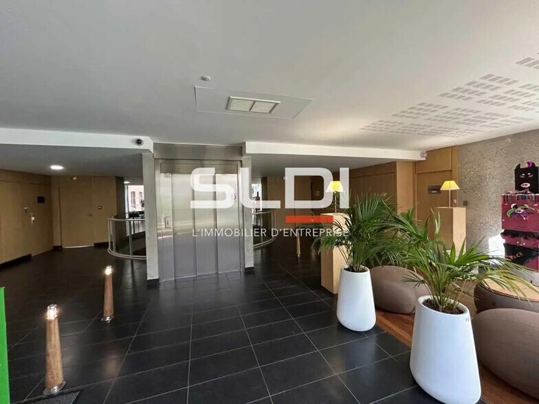 Bureau dans Écully à louer - Hall d’entrée - Image 3 de 21