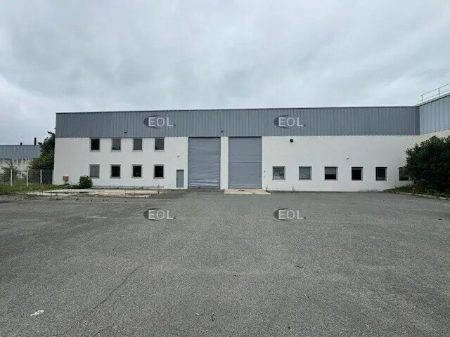 Flex dans Plaisir à louer Photo du bâtiment- Image 1 de 6