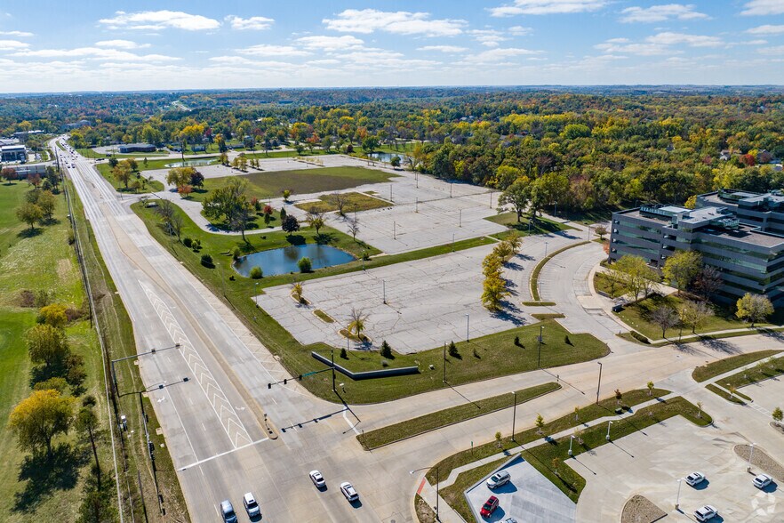 4333 Edgewood Rd NE, Cedar Rapids, IA à louer - Photo du bâtiment - Image 3 de 20