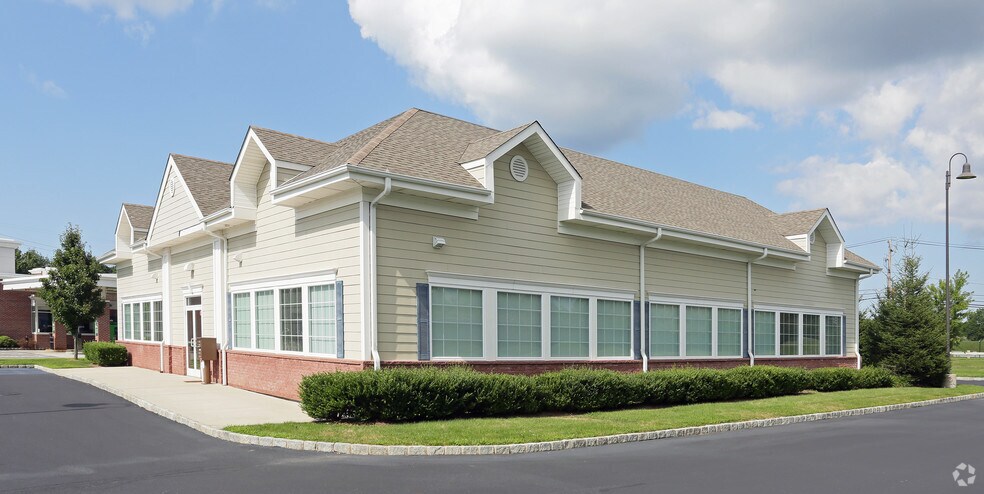 620 Route 25A, Mount Sinai, NY à vendre - Photo du bâtiment - Image 1 de 1