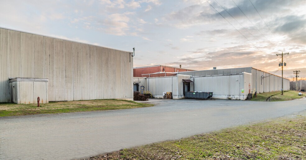 224 E Main St, Haw River, NC à louer - Photo principale - Image 1 de 6