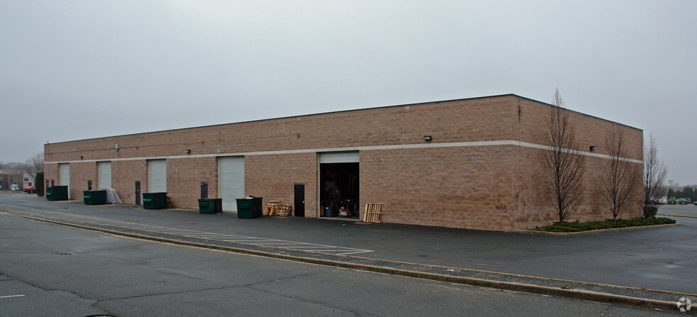 81 E Jefryn Blvd, Deer Park, NY à louer - Photo du bâtiment - Image 2 de 2