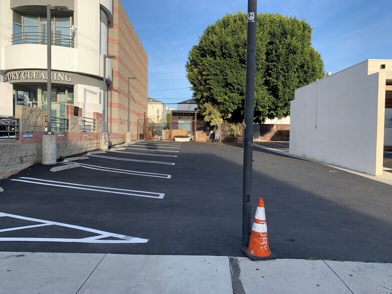 832 N La Cienega Blvd, Los Angeles, CA à louer - Photo du bâtiment - Image 2 de 17