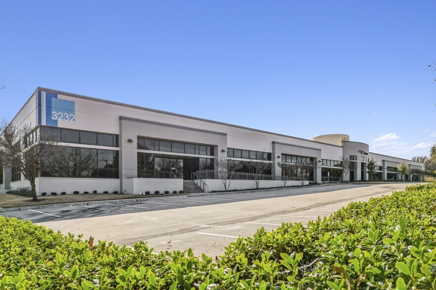 3232 Royal Ln W, Irving, TX à louer - Photo du bâtiment - Image 2 de 31