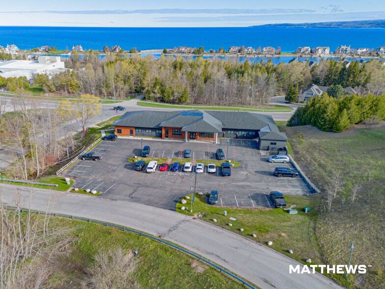 4170 Cedar Bluff Dr, Petoskey, MI à vendre - Photo du bâtiment - Image 3 de 7