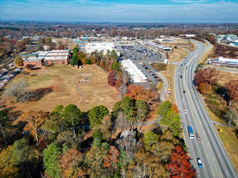 2821 Poinsett Hwy, Greenville, SC à vendre - Photo du bâtiment - Image 2 de 9