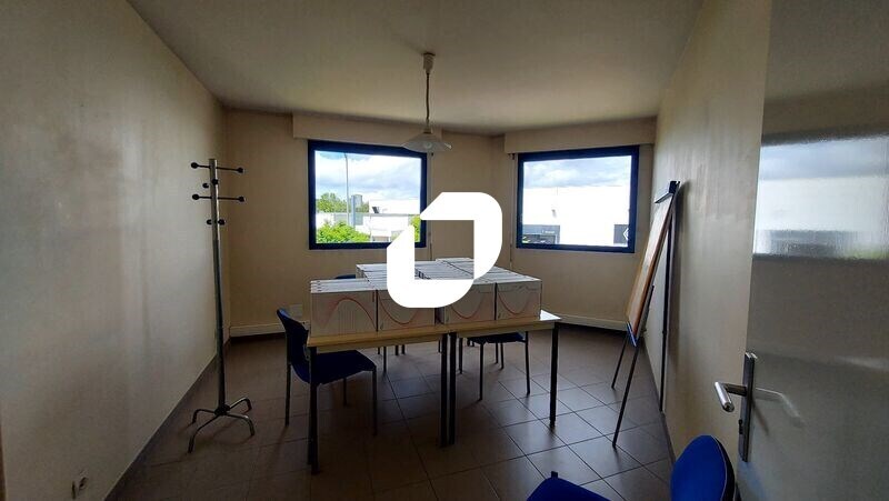 Office in Buchelay for lease - Interior Photo - Image 2 of 8