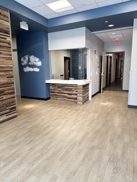 2521 Walden Ave, Cheektowaga, NY for lease - Interior Photo - Image 3 of 33