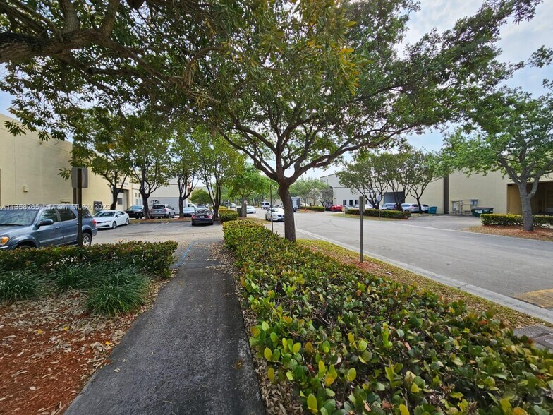 10475 NW 37th Ter, Miami, FL for lease - Building Photo - Image 3 of 14