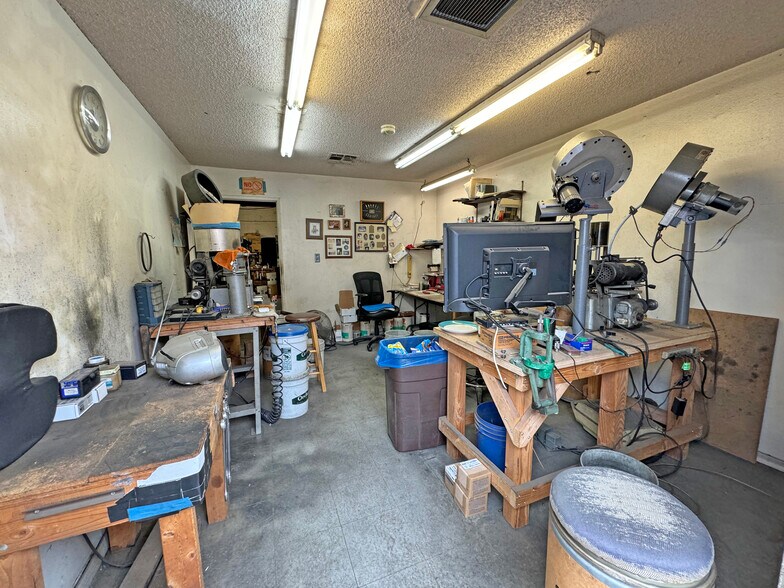 1693 W Arrow Rt, Upland, CA à vendre - Photo du bâtiment - Image 2 de 8