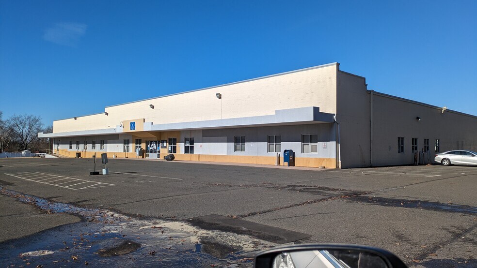 699 East Middle Tpke, Manchester, CT à vendre - Photo du bâtiment - Image 3 de 9