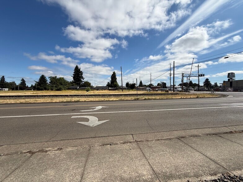 119 N Pacific Hwy, Woodburn, OR à vendre - Photo du bâtiment - Image 2 de 6