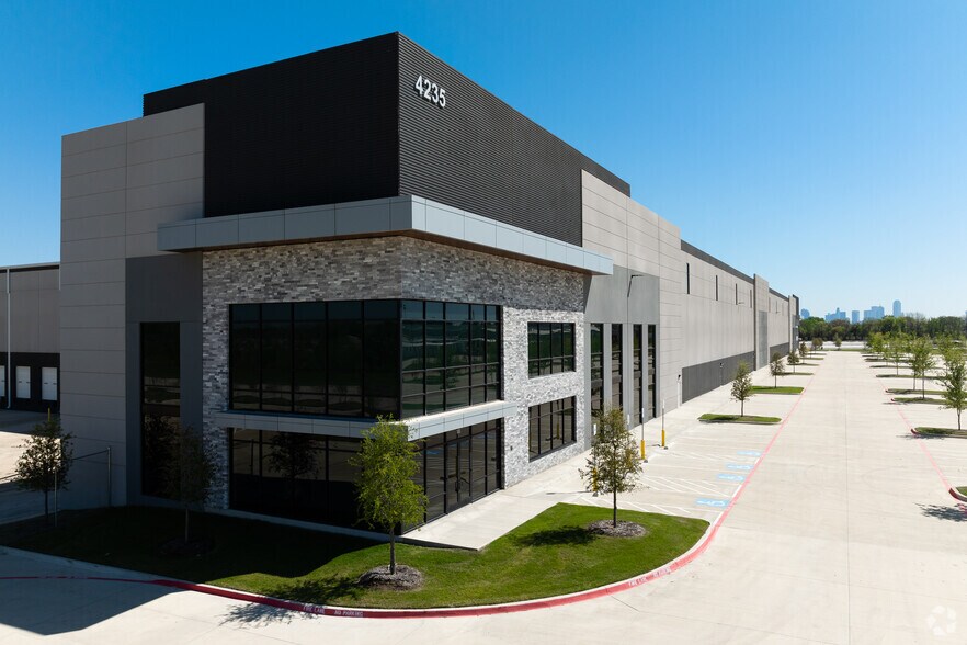 4235 Singleton Blvd, Dallas, TX for sale - Primary Photo - Image 1 of 5