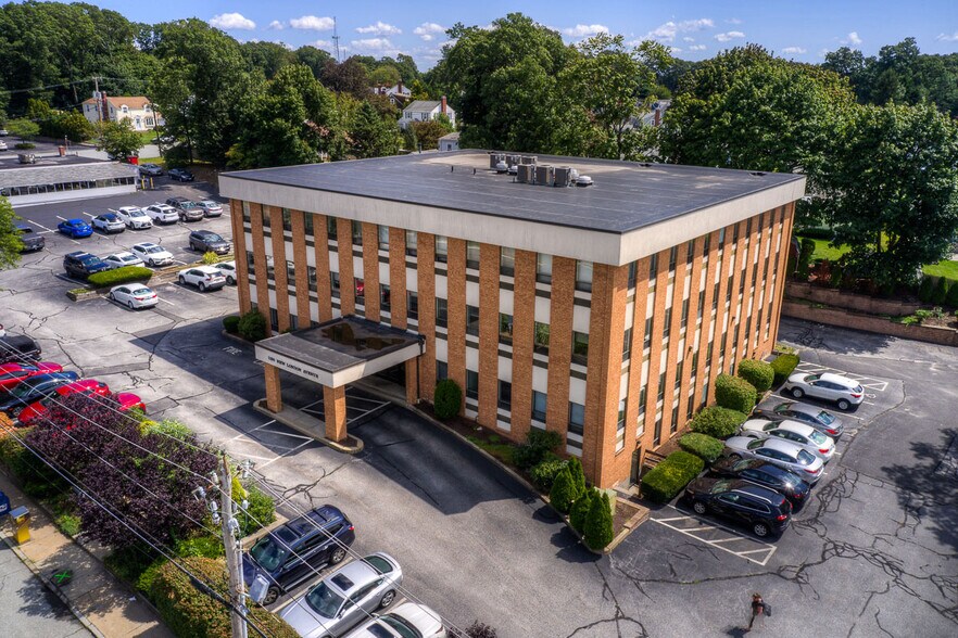 1150 New London Ave, Cranston, RI à louer - Photo du bâtiment - Image 3 de 10