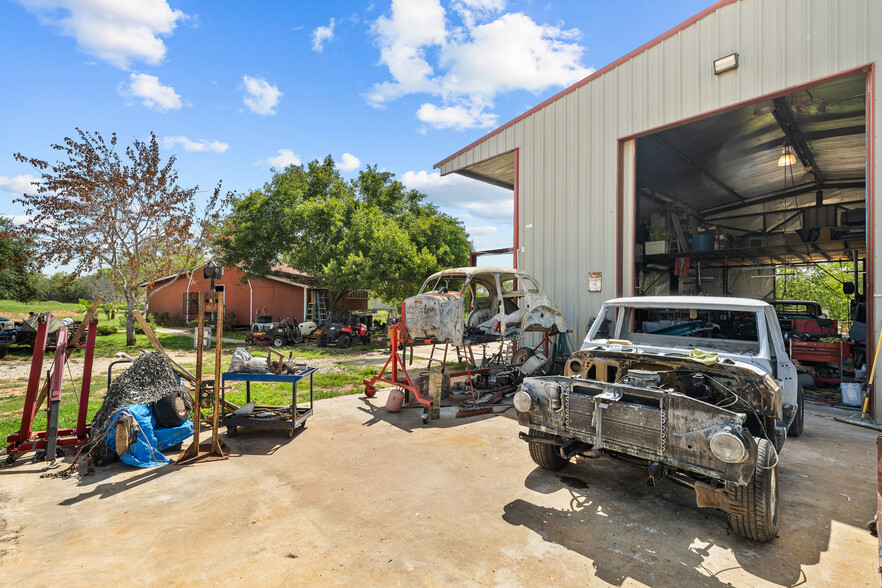 424 Homecrest Dr, La Vernia, TX for sale - Building Photo - Image 2 of 48