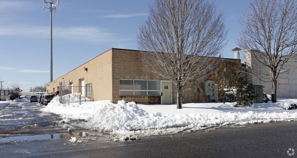 110 Brook Ave, Deer Park, NY à louer - Photo principale - Image 1 de 2