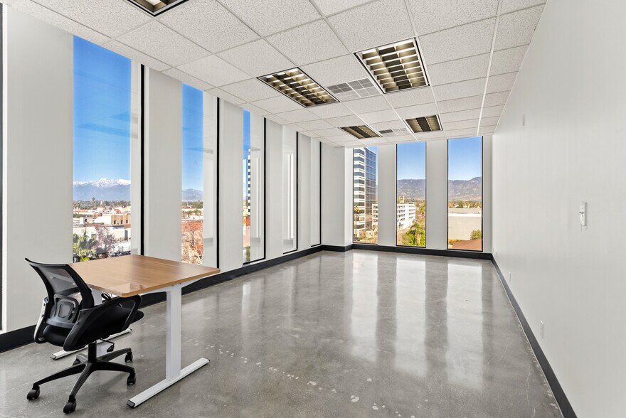 330 N D St, San Bernardino, CA à louer - Photo intérieure - Image 3 de 29